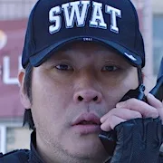 Choi Moo-sung as the SWAT commander