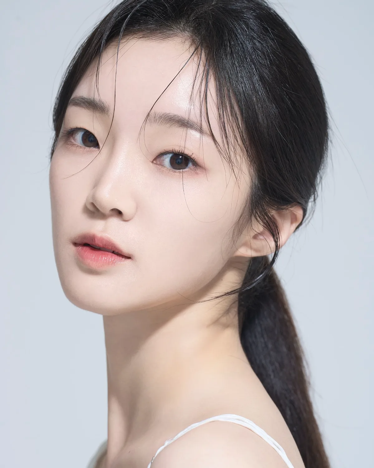 Portrait photograph of actress Son Da-Yeon