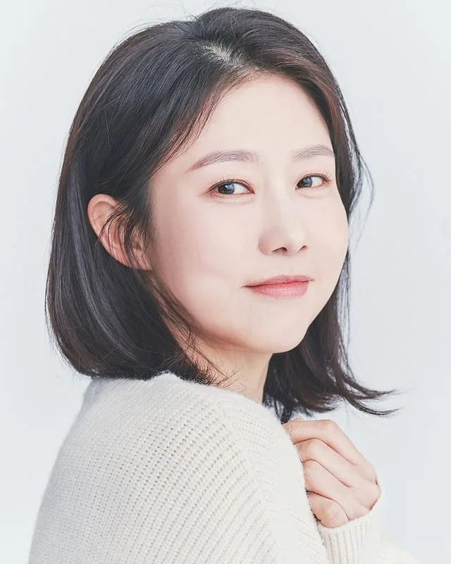 Portrait photograph of Hur Ji-Na