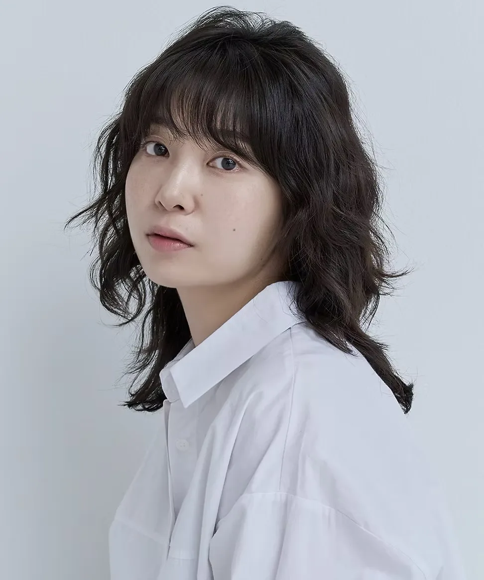 Portrait photograph of actress Lee Ji-Hye