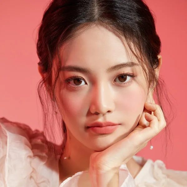 Studio portrait of actress Woo Da-Vi