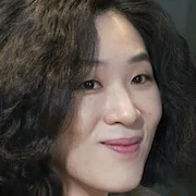 Baek Ji-Won as Mi-Jung's senior