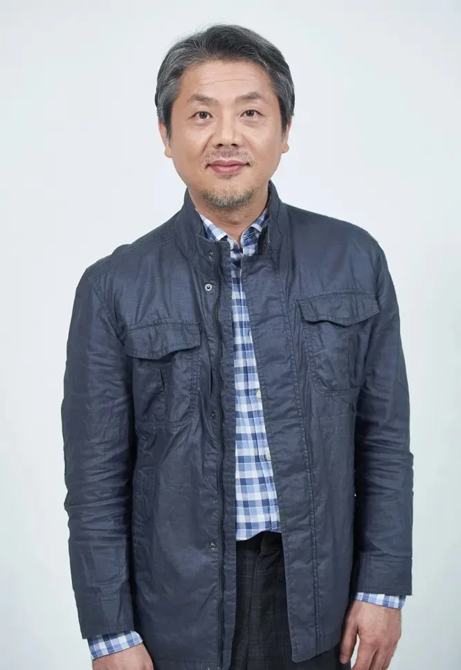 Portrait photograph of Shin Sung-Won