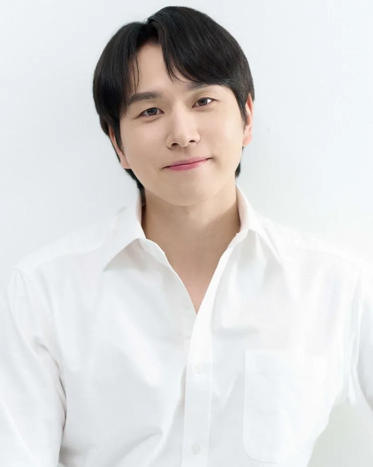 Portrait photograph of Song In-Guk