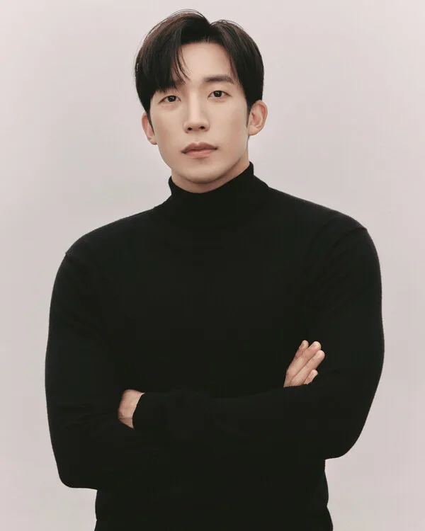 Portrait photograph of Lee Sang-Yi