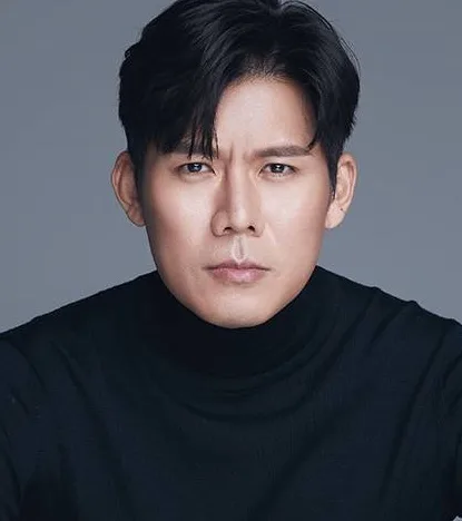 Portrait photograph of actor Kil Eun-Sung