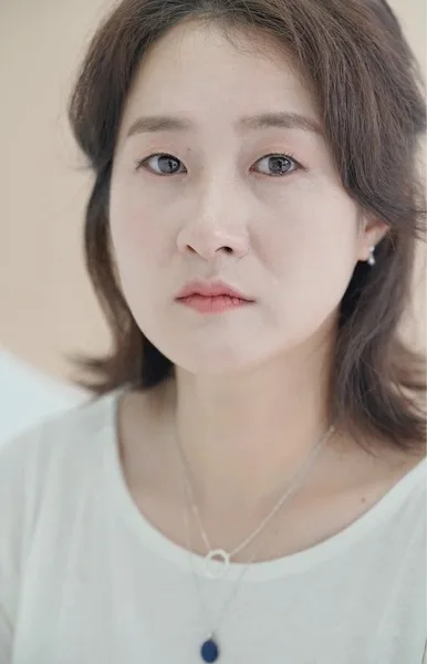 Portrait photograph of Kim Sun-Kyung