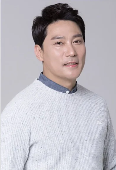 Portrait photograph of Hong Seo-Jun, born in 1968.