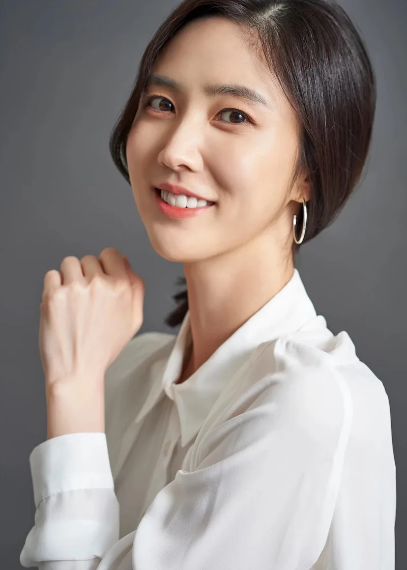 Portrait photograph of actress Lee Soo-kyung