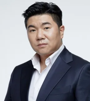 Heo Woong profile photograph