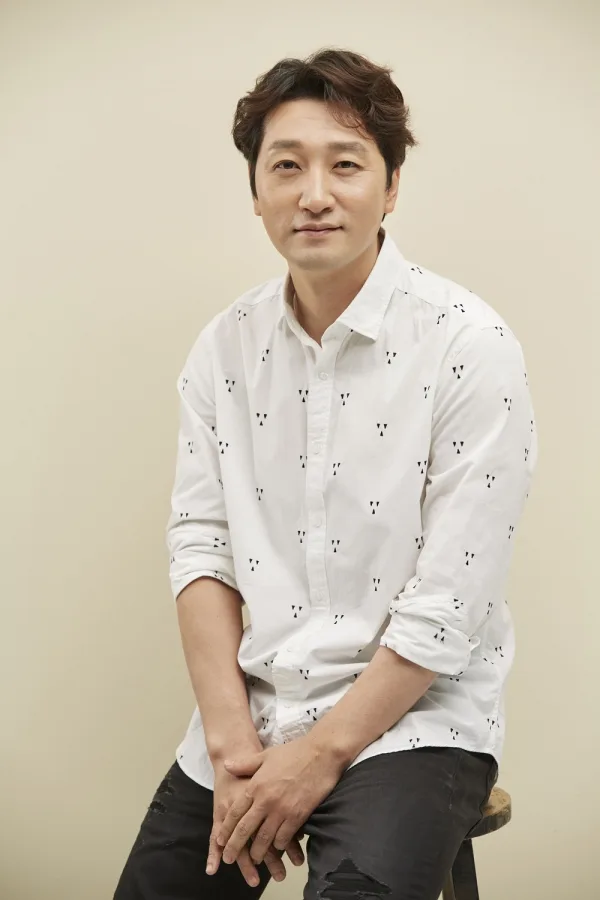 Portrait of South Korean actor Lee Suk-Joon