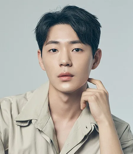 Portrait photograph of South Korean actor Shin Jae-Ha.