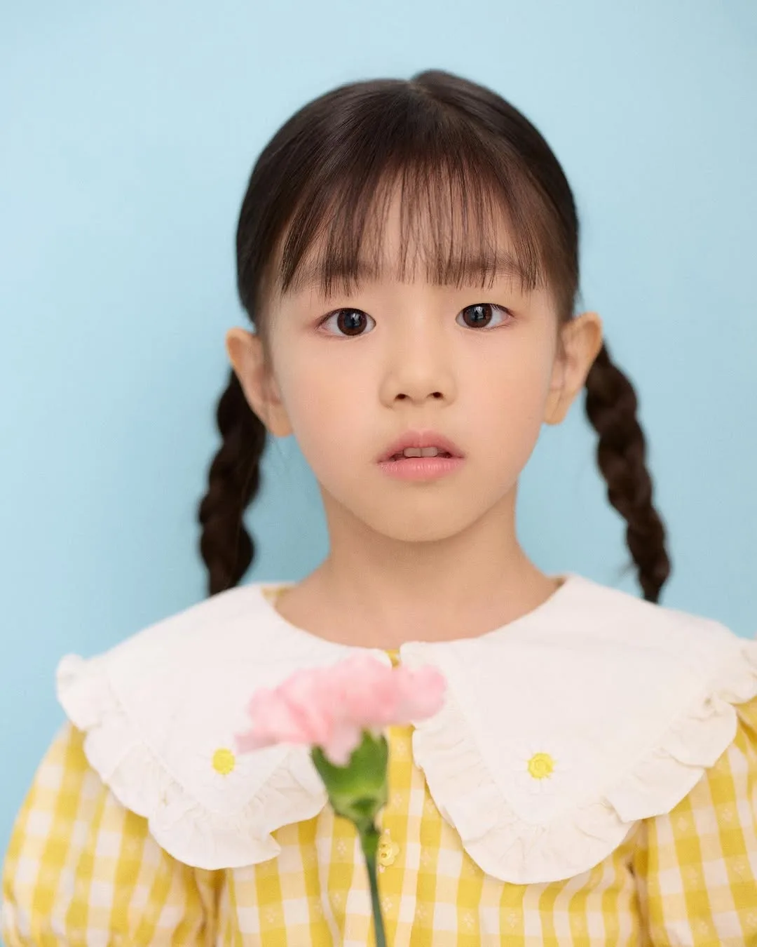 Portrait photograph of child actress Lee Da-Eun