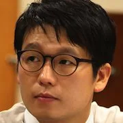 Kim Gang-hyun as Bank employee Park