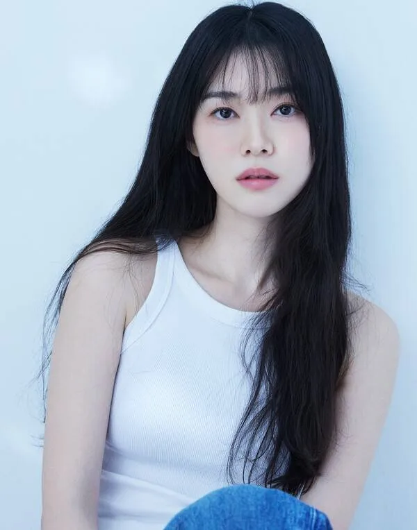 Portrait photograph of actress Jung Yi-Seo