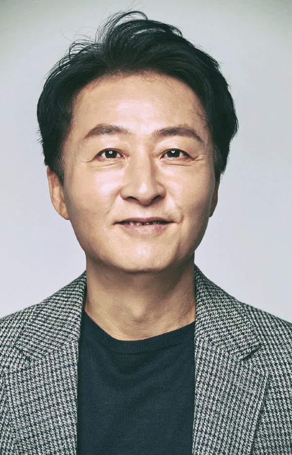 Portrait photograph of South Korean actor Kim Jong-Soo.