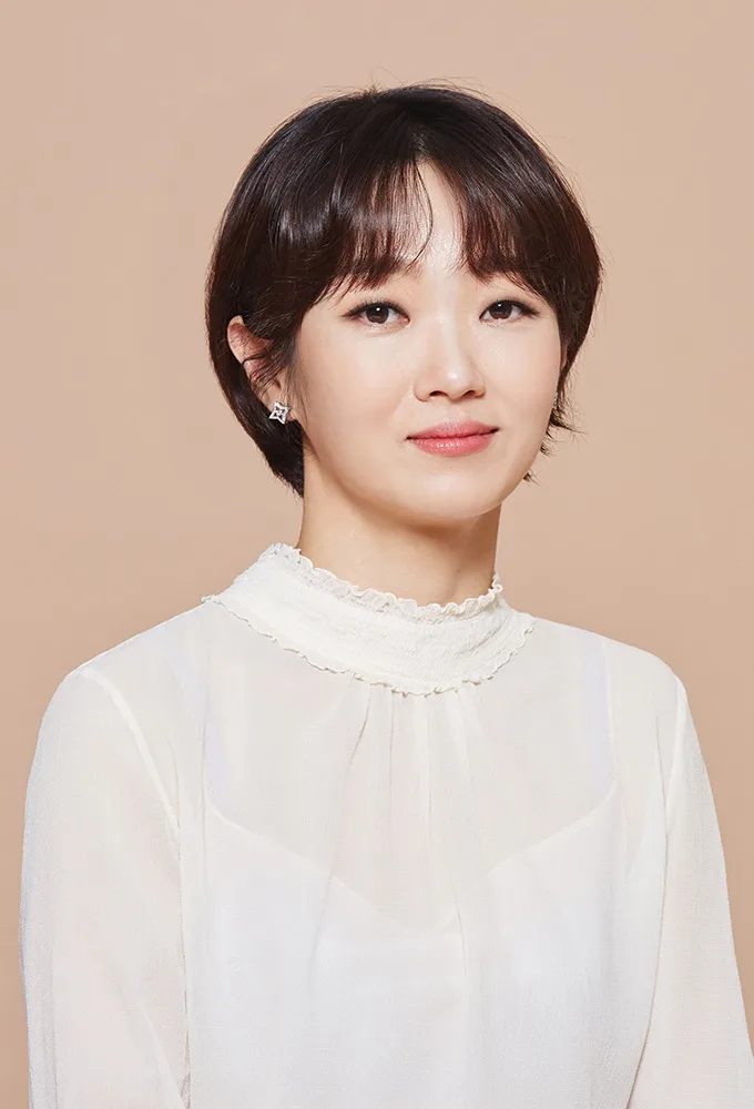 Portrait photograph of South Korean actress Lee Bong-ryun