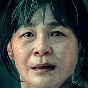 Gil Hae-Yeon as Kyung-Mi's mother