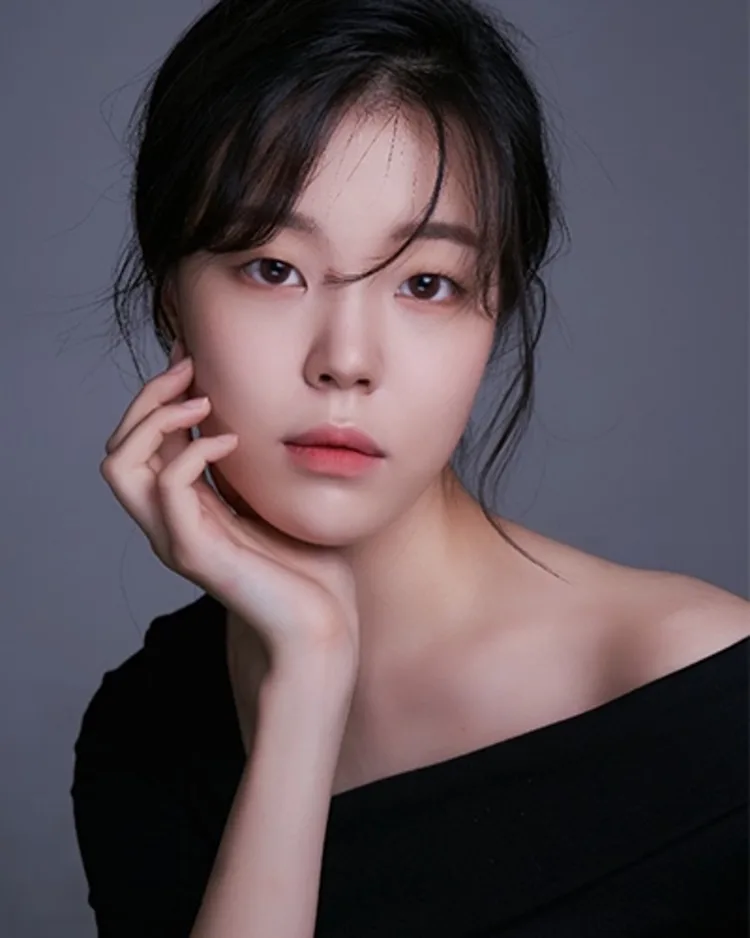 Portrait photograph of actress Han Se-Hee