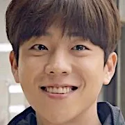 Chae Jong-Hyeop as Lee Gil-Yong