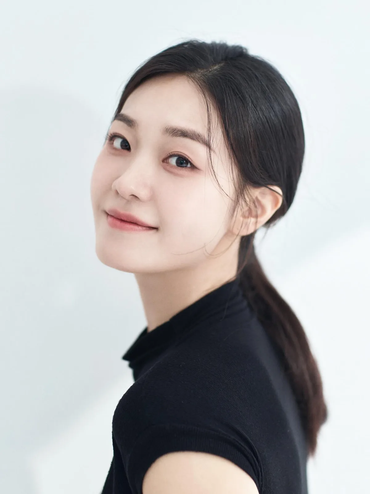 Yoon Ji-Won profile photograph