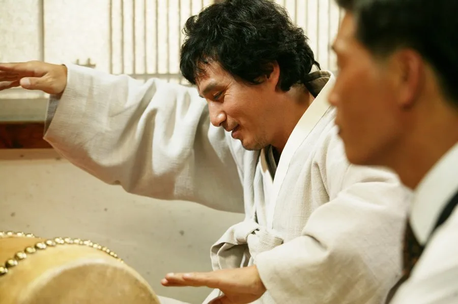 Scene from the film featuring the lead characters