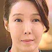 Jeon Soo-Kyeong as Lee Si-Eun