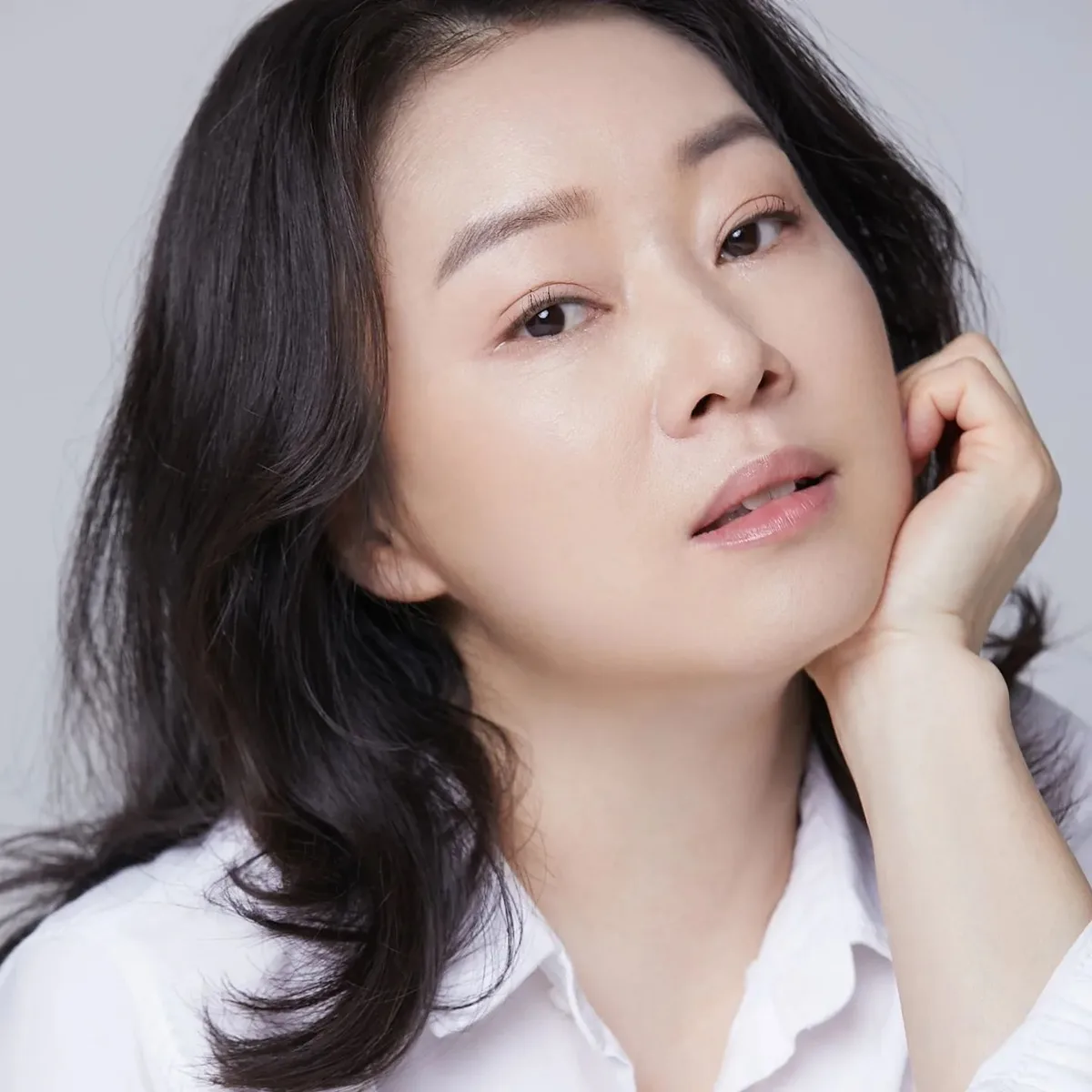 Portrait photograph of actress Lee Seo-Won