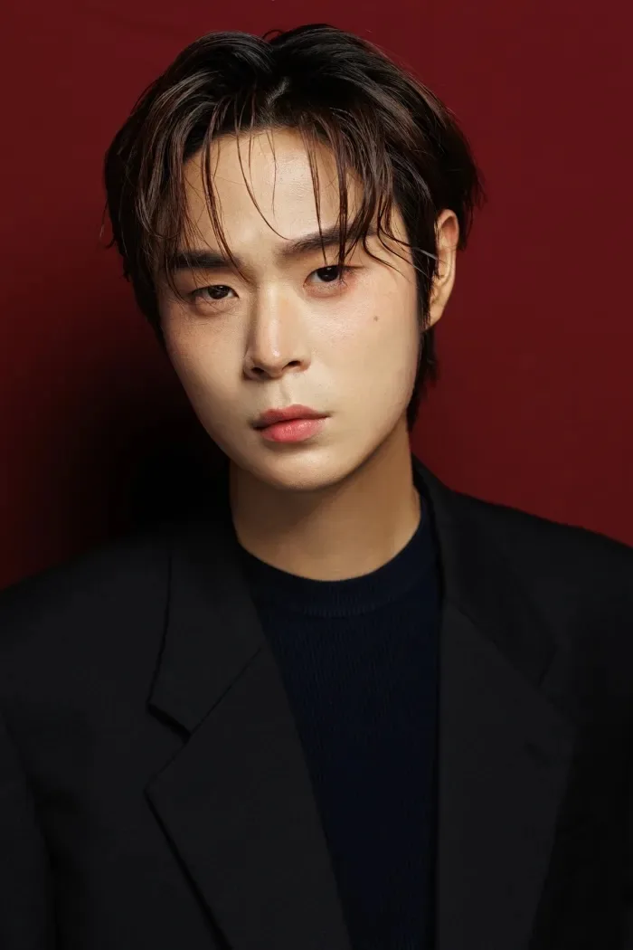 Portrait photograph of actor Lee Jung-In