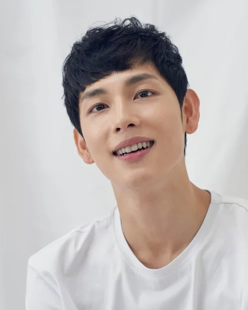 Yim Si-Wan portrait photo