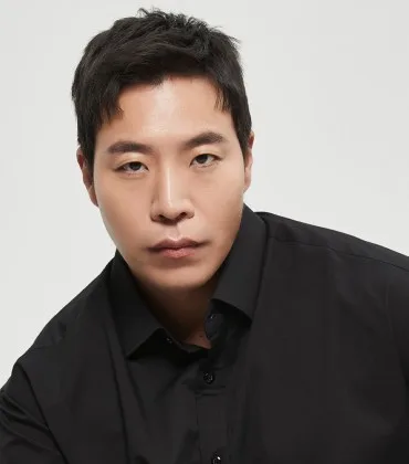 Portrait photograph of South Korean actor Tae Won-seok