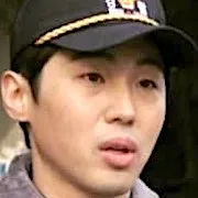Park Jin-gam as police officer