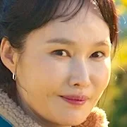 Baek Joo-Hee as Writer Cho