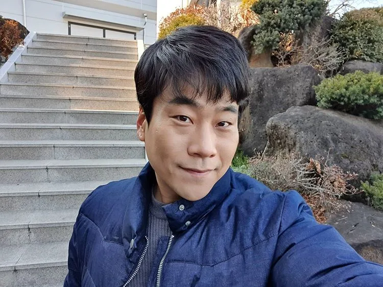 Portrait photograph of South Korean actor Kim Yong-Jin