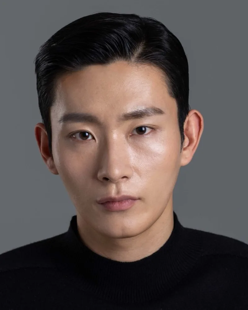Portrait photograph of actor Shim Jae-Won