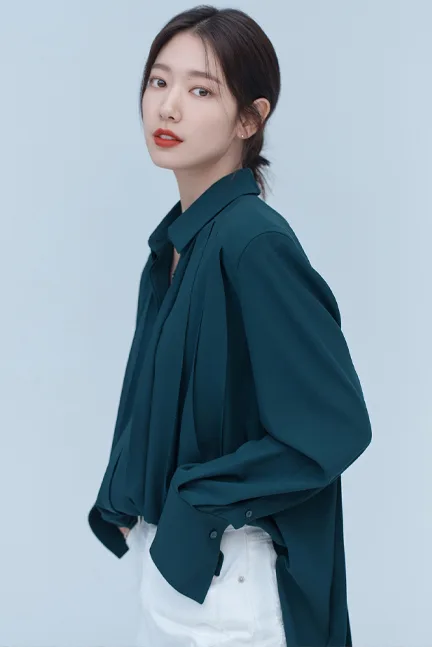 Portrait photograph of actress Park Shin-Hye