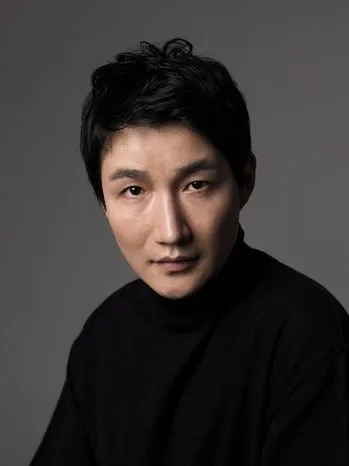 Portrait photograph of South Korean actor Heo Dong-Won