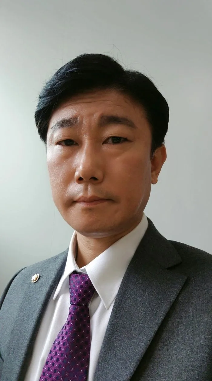 Portrait photograph of South Korean actor Park Si-Hwan