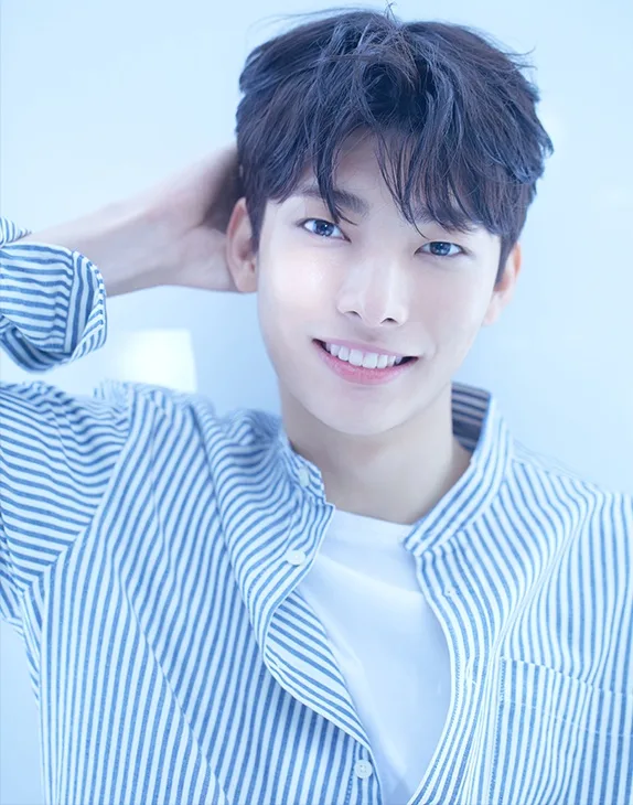 Portrait photograph of actor Park Cheon
