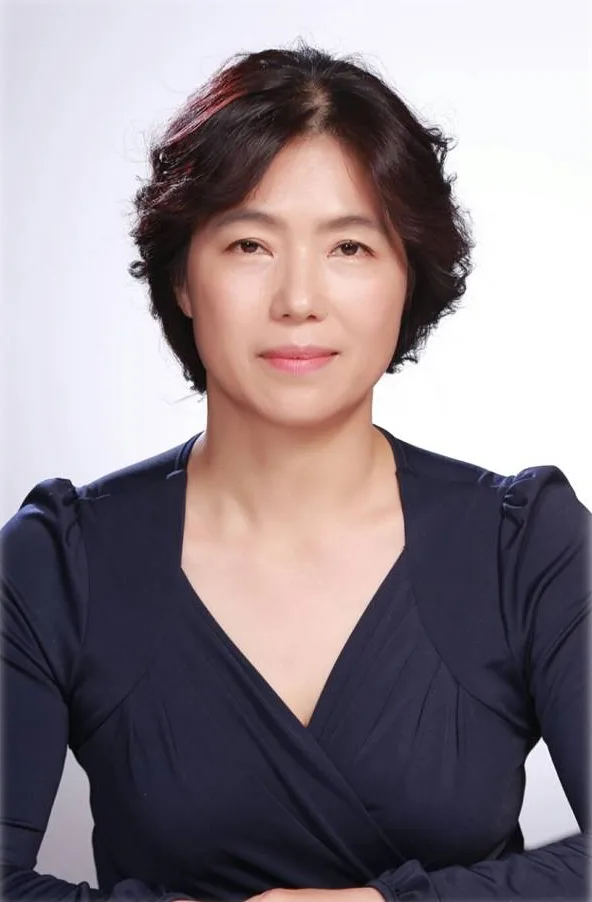 Portrait photograph of actress Kim Nam-jin