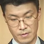 Yoon Jung-Hoon as Pyo Myung-Hak's secretary