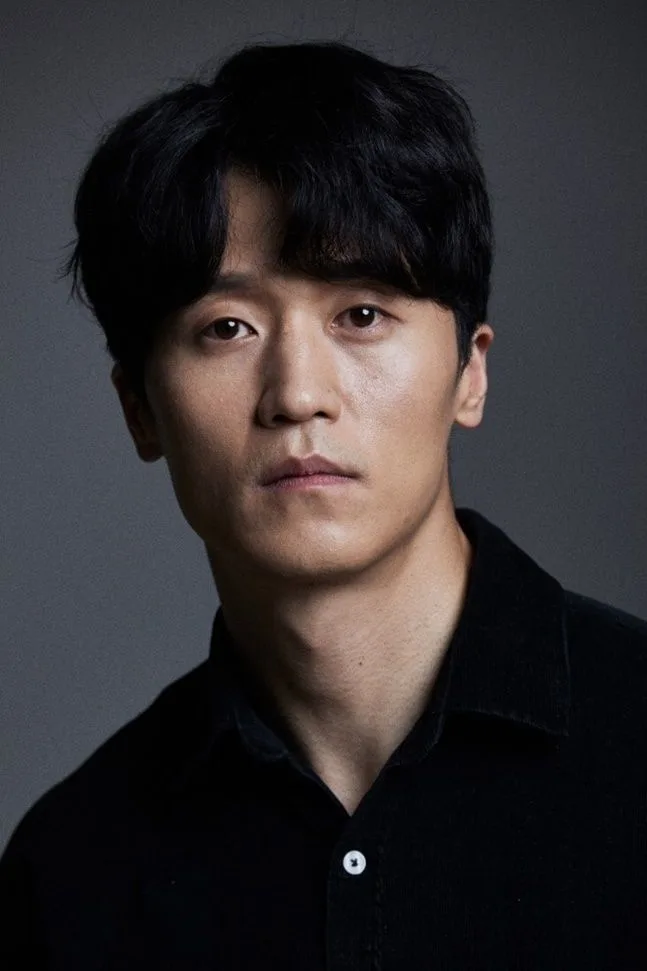 Shim Woo-Sung portrait profile photograph