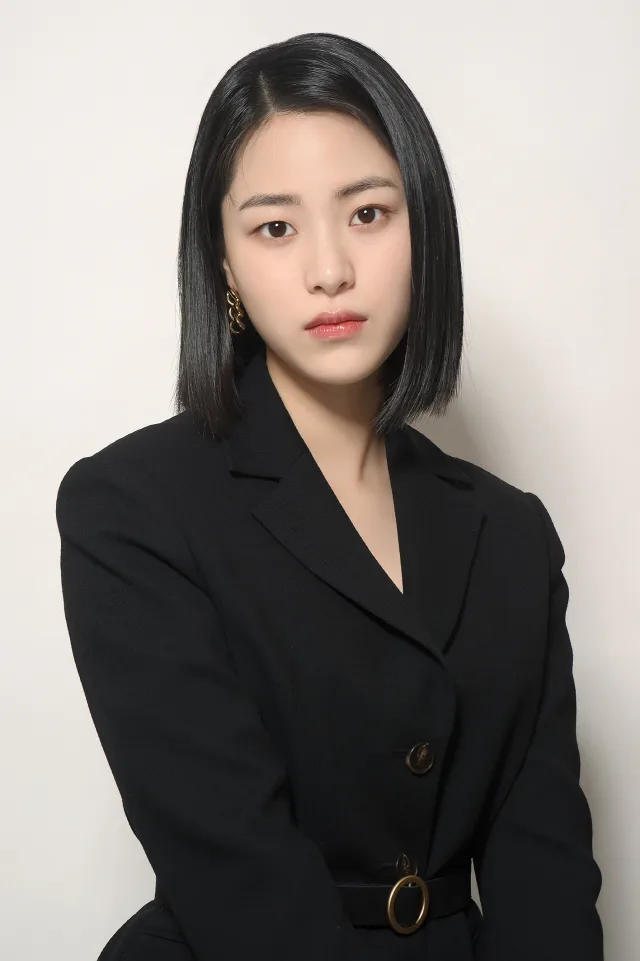 Portrait of South Korean actress Lee Soo-kyung