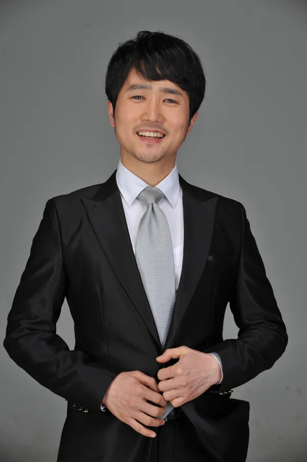 Portrait photograph of South Korean actor Min Dae-Sik