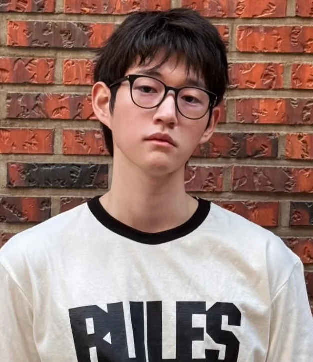 Portrait photograph of South Korean actor Kim Seong-Jae