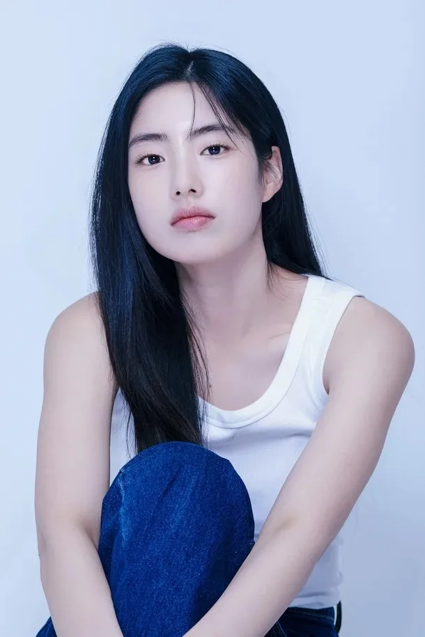 Portrait photograph of South Korean actress Lee Seung-Yeon