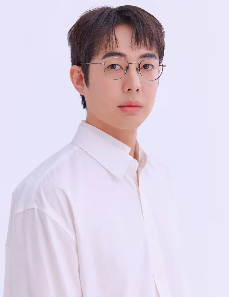 Portrait photograph of actor Lee Kang-Wook