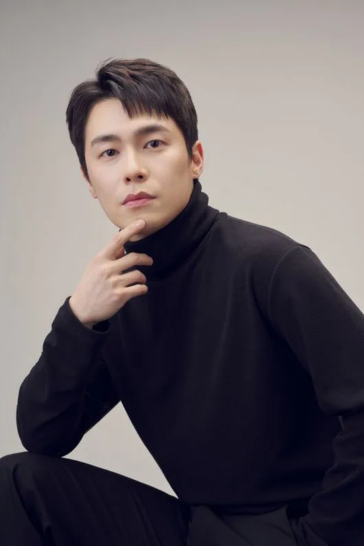 Lee Jae-won profile photograph