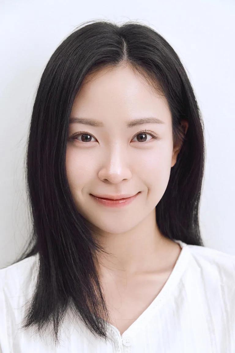Portrait photograph of actress Han Ji-Hyo
