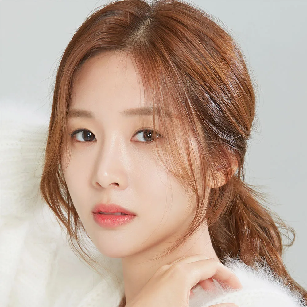 Portrait photograph of actress Lee Ji-min